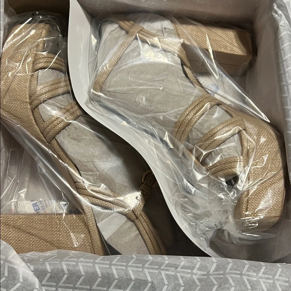 NWT Marc Fisher LTD Cairo Ankle Strap Platform Sandal